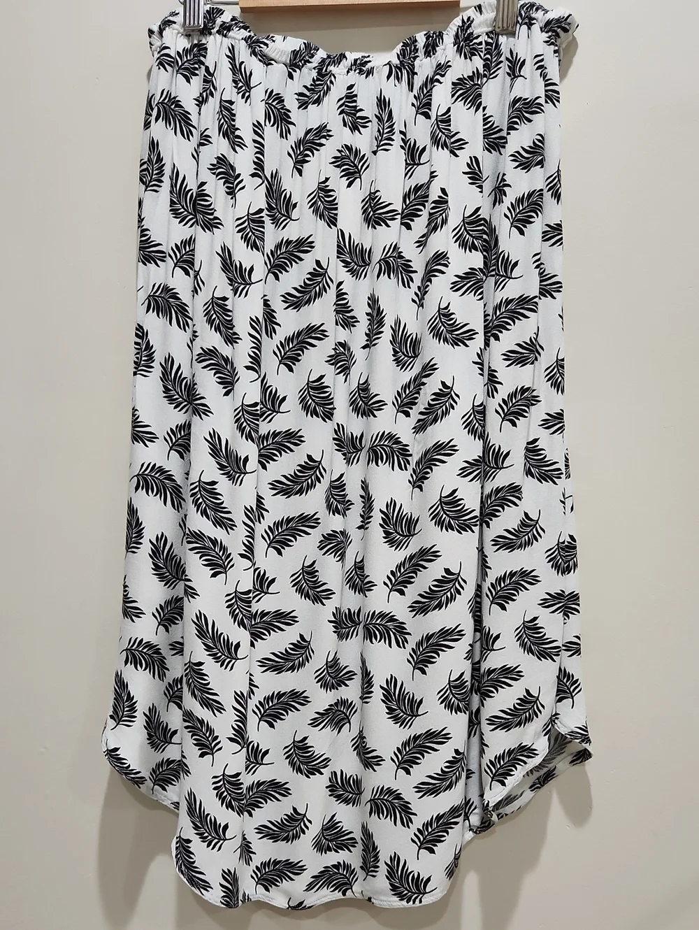 H&M White Skirt with Black Leaf Print and Drawstring Size L